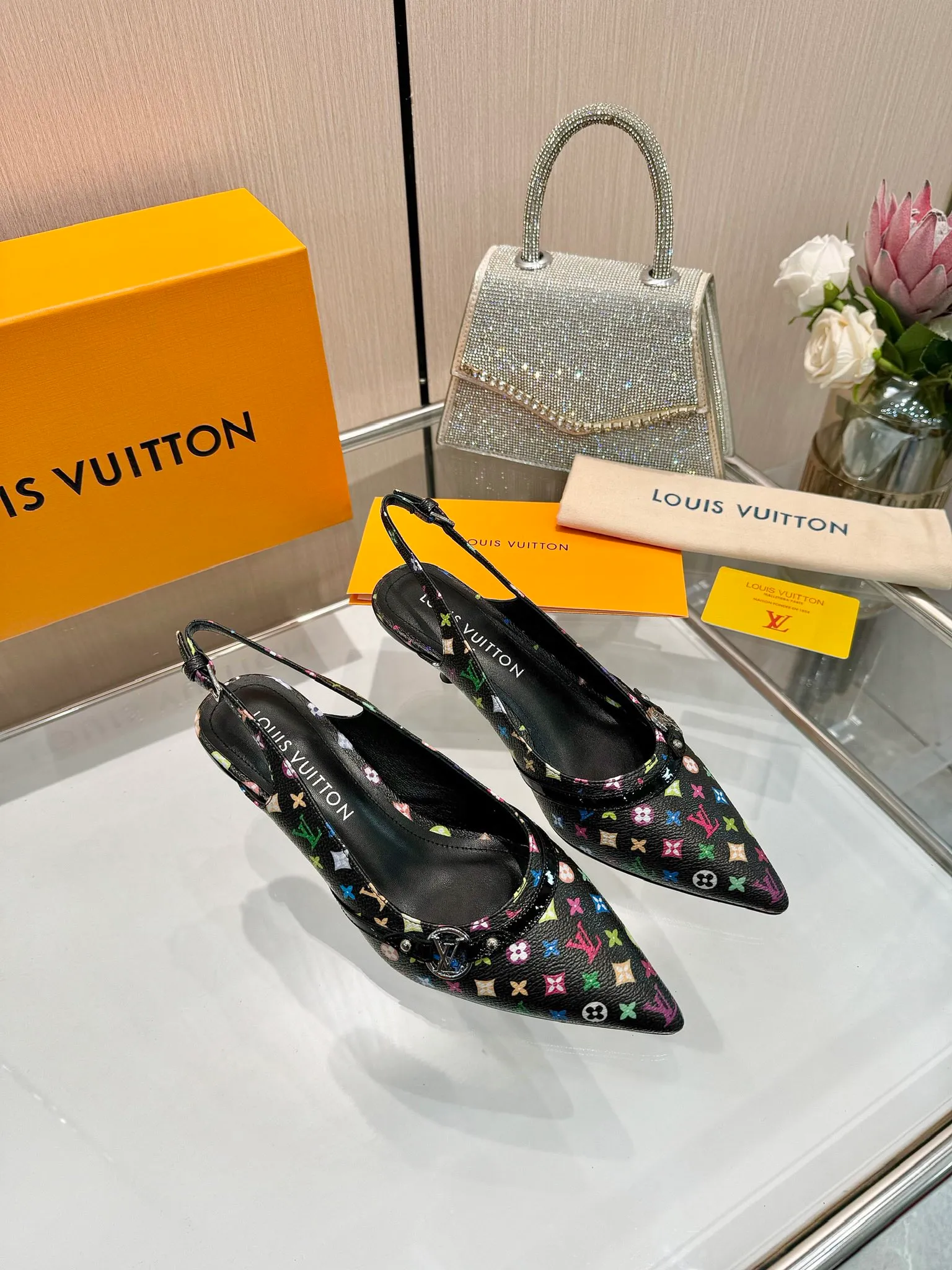 👟👟Ex-factory price 640👟👟Purchase level], Louis Vuitton 2025 official website early spring series! Perfect last shape, new pointed toe🆕, the official website is updated simultaneously. The small pointed toe is matched with a hollow leather strip and a small square buckle to adjust the elasticity. LV hardware "logo" is embellished. It is full of details and a visual feast. 💯It is difficult to conceal the elegant temperament of LV. It is comfortable and easy to wear, and full of femininity. The new original reverse mold last has the ultimate 1:1 shape, exquisite workmanship, and imported high-end fabrics showing exquisite texture! Fabric: Imported lambskin, cow patent leather/Presbyopia/denim. High-quality soft sheepskin lining. Feet: imported goatskin, Italian genuine leather outsole. 5.5 lacquered heels. Number of yards: 34-41 (34.40, 41, customization is non-returnable and non-exchangeable)